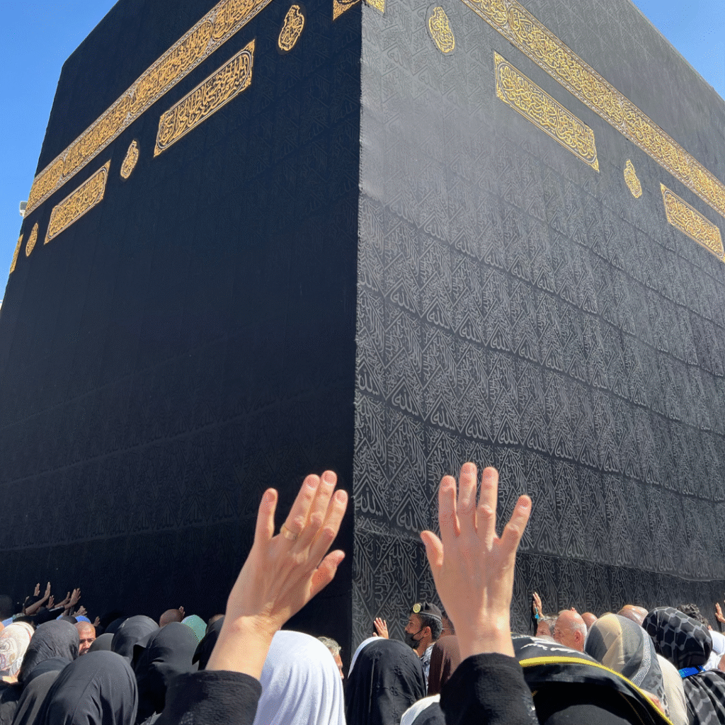 Menggandeng Tangan Kedua Orang Tua Untuk Thawaf Mengelilingi Ka’bah Adalah Kemenangan Dalam Hidup Yang Harus Diperjuangkan