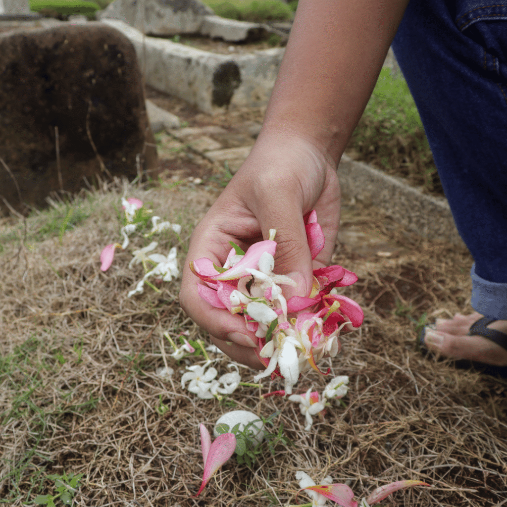 Cara Membahagiakan Orang Tua yang Telah Tiada