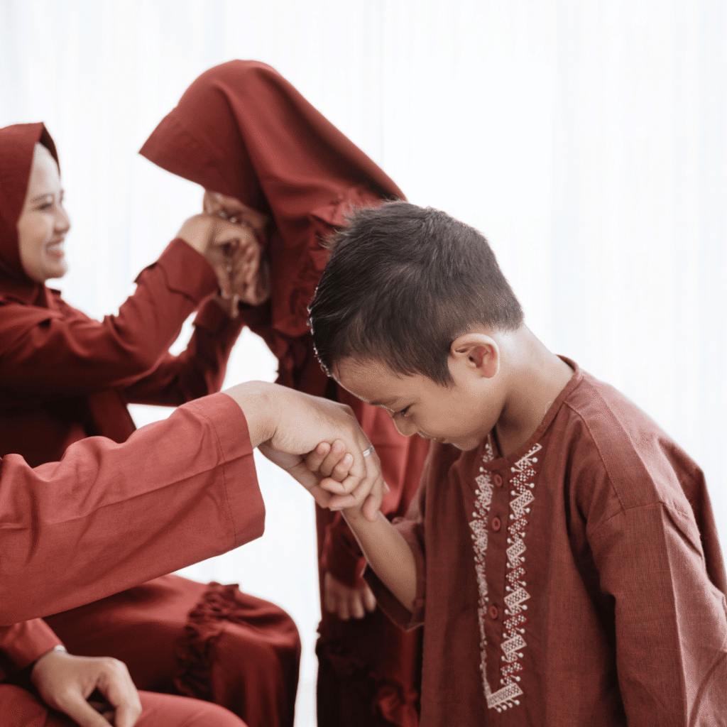 Jika Harus Diurutkan Kepada Siapa Kita Harus Berbuat Paling Baik, Menunjukkan Akhlak dan Adab Paling Mulia, Maka Jawabannya adalah kepada Kedua Orang Tua