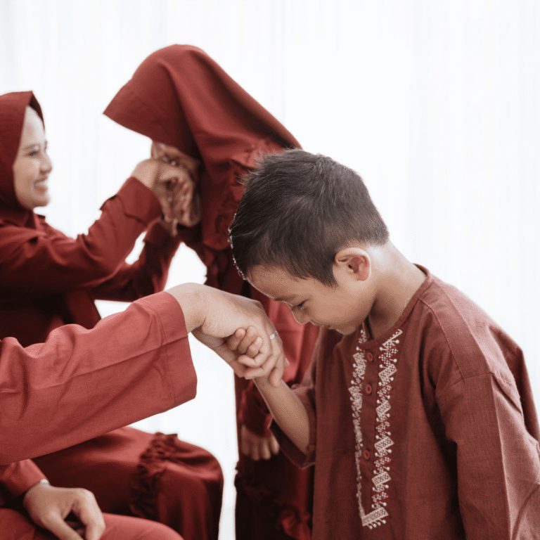 Jika Harus Diurutkan Kepada Siapa Kita Harus Berbuat Paling Baik, Menunjukkan Akhlak dan Adab Paling Mulia, Maka Jawabannya adalah kepada Kedua Orang Tua